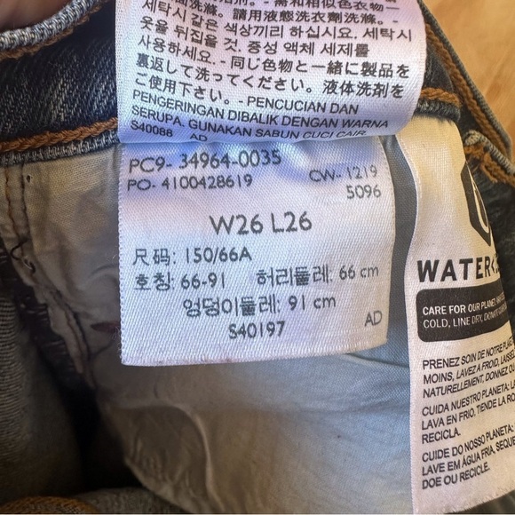 Levi’s Premium Wedgie Straight Leg Raw Hem Ankle Jean - Picture 8 of 9